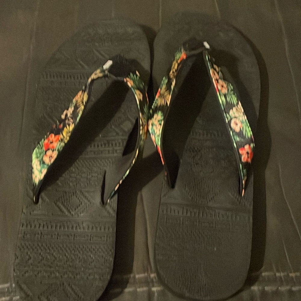 Women’s Size 11 Muk Luks flip flops